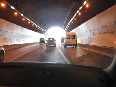 1123、当驾驶人驶出隧道时，出现下图所示的“明适应”现象时，以下做法正确的是什么？
